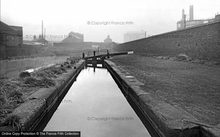 Photo of Birmingham, Locks On The Canal Near Witton Hall 1964
