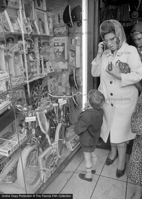 Photo of Hoxton, Window Shopping 1965