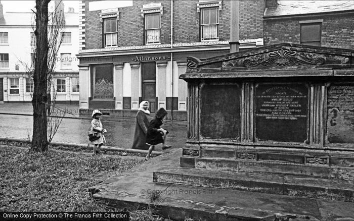 Photo of Oldbury, Birmingham Street 1964