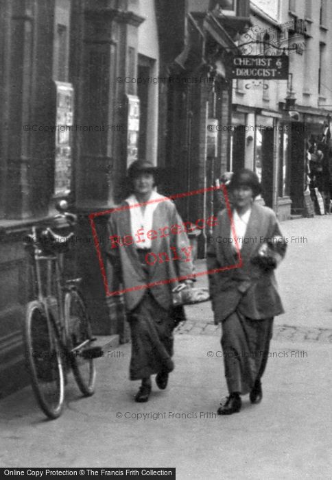 Photo of Abergavenny, Ladies On Frogmore Street 1914
