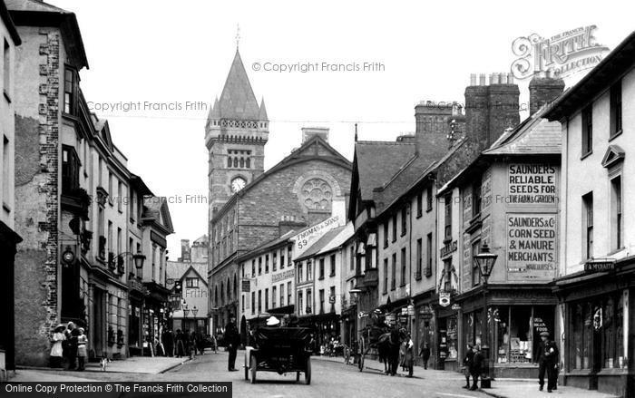 Photo of Abergavenny, Townsfolk In Cross Street 1914