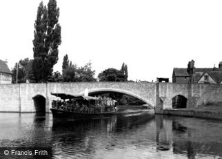 Abingdon, Bridge and River Steamer c1947