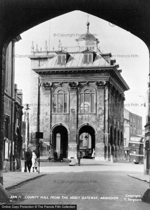 Photo of Abingdon, County Hall From The Abbey Gate Way c.1955