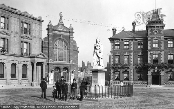 Abingdon, Market Place And Queen Victoria Statue 1890