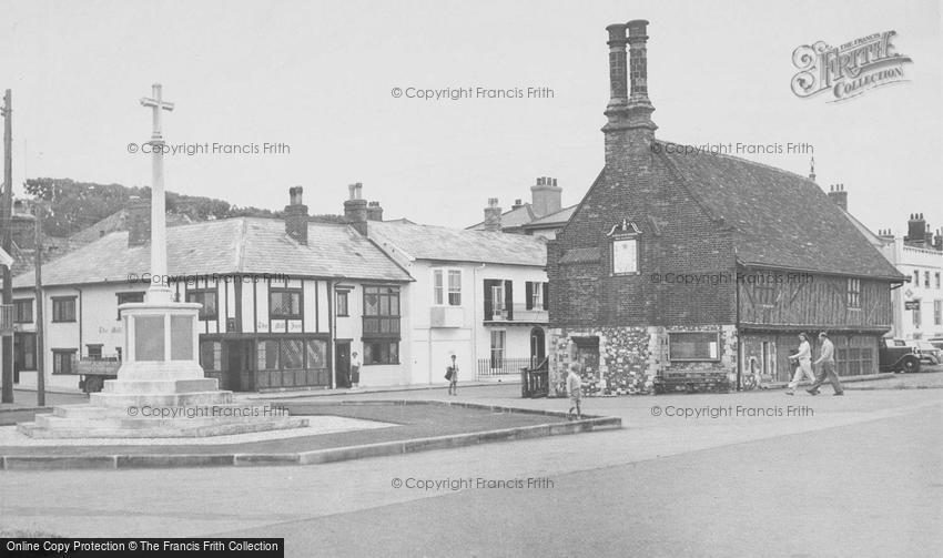 Aldeburgh, War Memorial and Moot Hall c1955