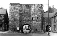 Alnwick, the Hotspur Gate c1950