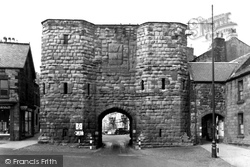Alnwick, the Hotspur Gate c1950