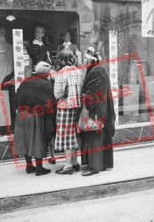 Three Ladies 1939, Arles