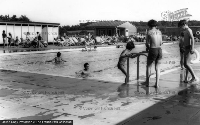 Photo of Arundel, Fitzalan Swimming Pool c.1960