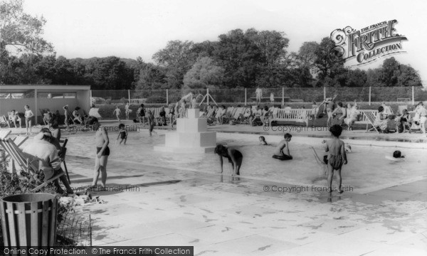 Photo of Arundel, Fitzalan Swimming Pool c.1960