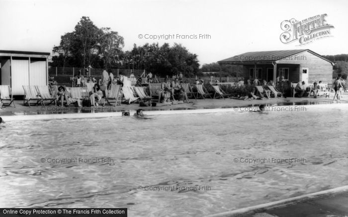 Photo of Arundel, Fitzalan Swimming Pool c.1960