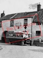 Bus At The Rose And Crown 1930, Ashbury