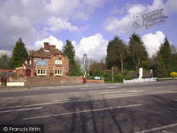 Ashford, the Hare and Hounds Public House at Potters Corner 2004