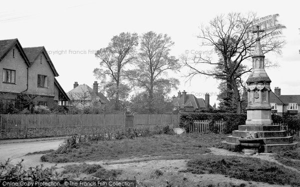 Photo of Ashtead, New Road And Fountain 1913