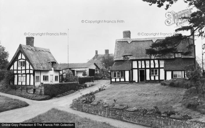 Photo of Aspley Guise, Old Cottages, Bedford Road c.1960