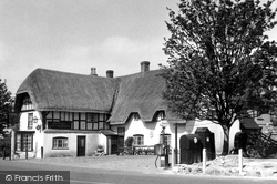 The Red Lion Inn c.1955, Avebury