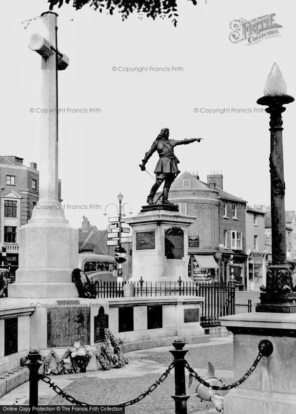Aylesbury, the War Memorial and John Hampden Statue c1955
