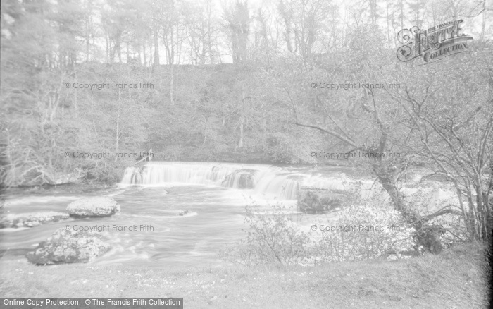 Photo of Aysgarth, Upper Falls And Banks c.1932