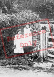 Village Girls 1903, Bagshot