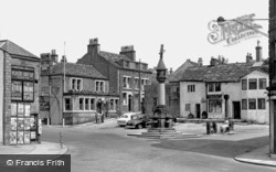 Town Gate 1956, Baildon