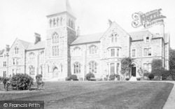 College 1896, Bala