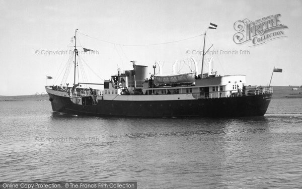 Photo of Baltasound, 'earl Of Zetland' Leaving Baltasound c.1960
