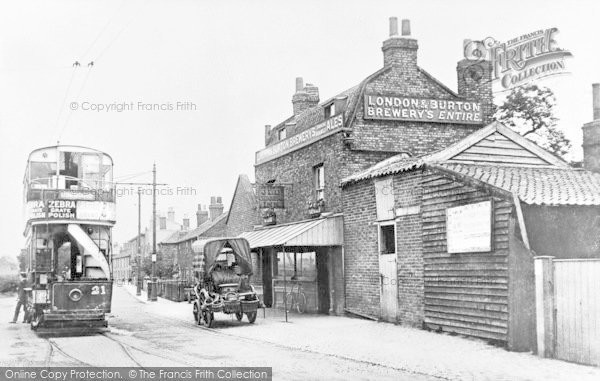 Photo of Barkingside, Old Chequers Inn, High Street c.1905