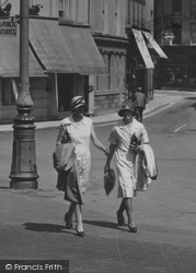 Women Cossing The Square 1929, Barnstaple