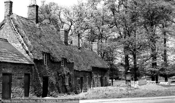 Photo of Barton Seagrave, Old Cottages c.1955