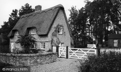 Thatched Cottage c.1960, Barton Seagrave