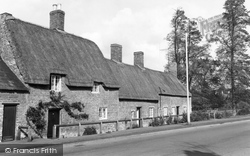Barton Seagrave, Thatched Cottages c1960