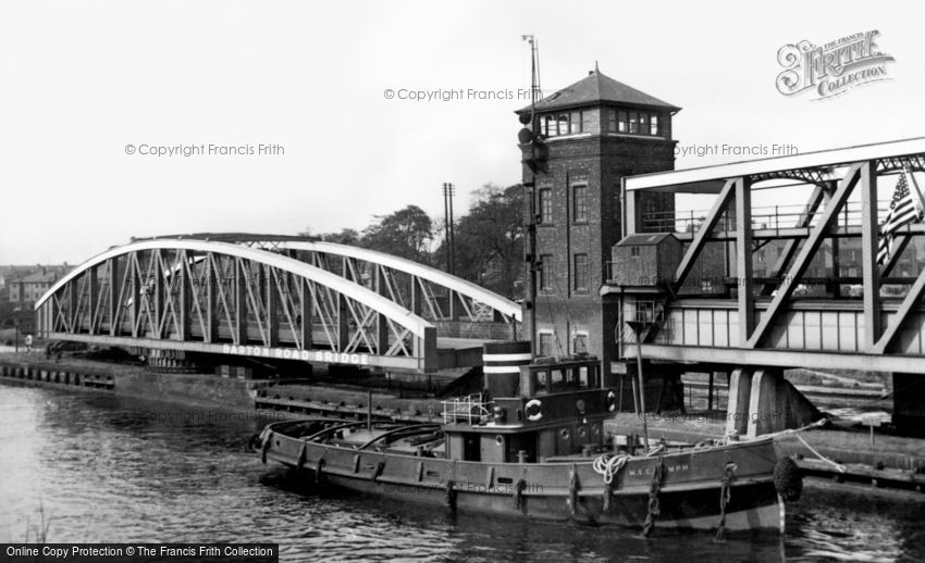 Barton upon Irwell, Tug going down the Ship Canal c1955