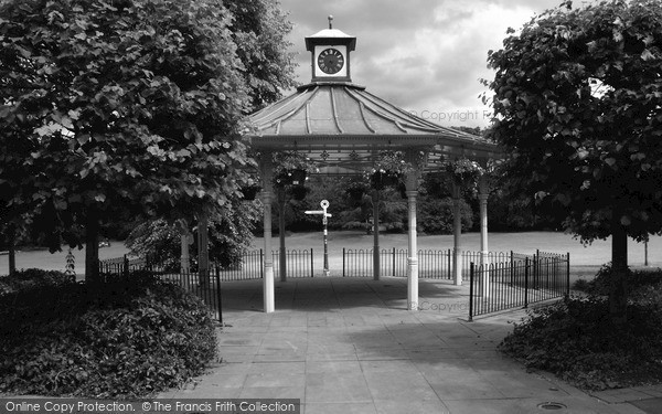 Photo of Basingstoke, War Memorial And Bandstand 2011