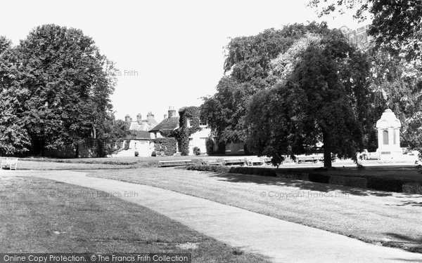 Photo of Basingstoke, War Memorial Park c.1960