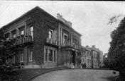 College 1907, Bath