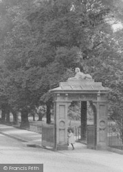 Victoria Park Gate 1895, Bath
