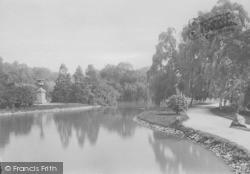 Victoria Park Lake 1895, Bath
