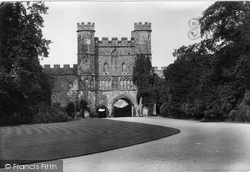 The Abbey Gateway 1910, Battle