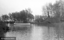 Drifting On The Waveney 1931, Beccles