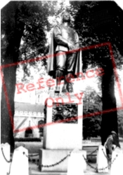 Bunyan Statue c.1955, Bedford
