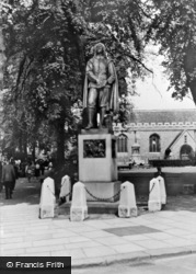 Bunyan Statue c.1965, Bedford