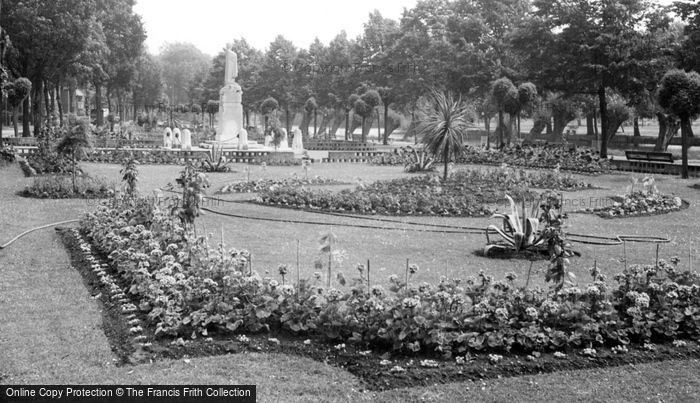 Photo of Bedford, Embankment Gardens c.1955