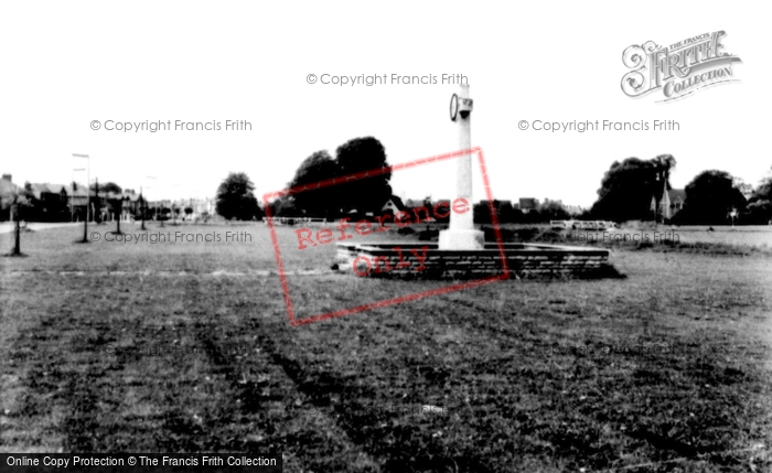 Photo of Bedford, Goldington Cross c.1960