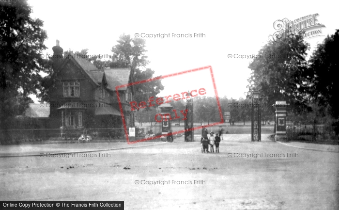 Photo of Bedford, The Park Entrance Gates 1921