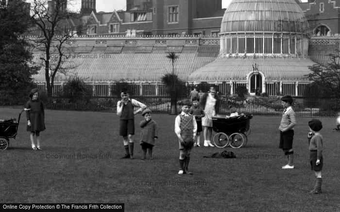 Photo of Belfast, Children Beside The Botanic Gardens Conservatory 1936