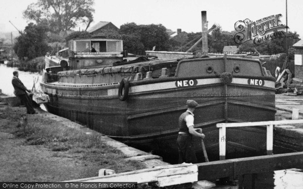 Photo of Beverley, Barge In The Lock c.1960