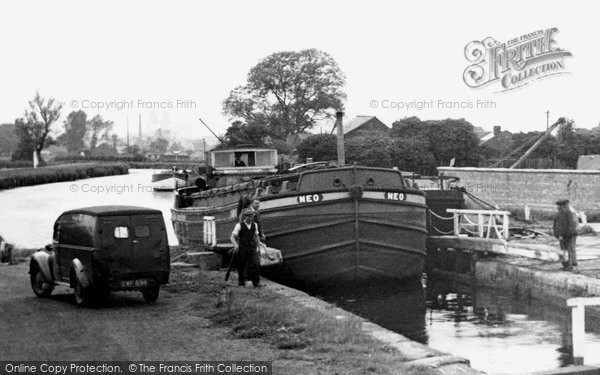 Photo of Beverley, Negotiating The Lock c.1960