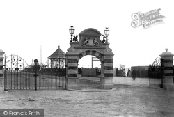 De La Warr Gates 1896, Bexhill