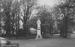 Kingsley Statue c.1950, Bideford