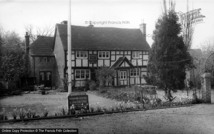 Photo of Billingshurst, Ye Olde Six Bells c.1960
